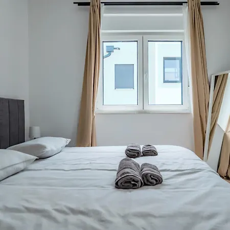 Fjaka-spacious Two Bedroom With Parking