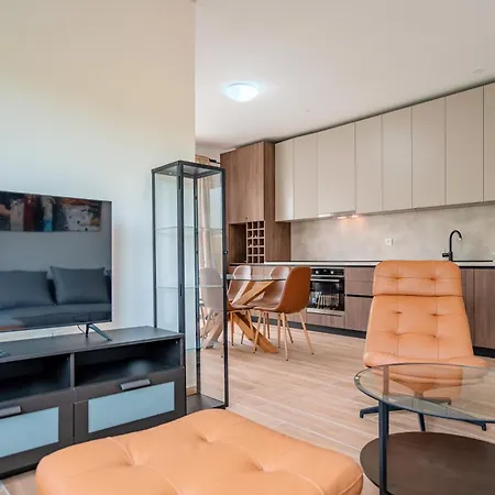 Fjaka-spacious Two Bedroom With Parking