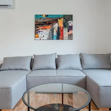 Apartman Fjaka-spacious Two Bedroom With Parking *