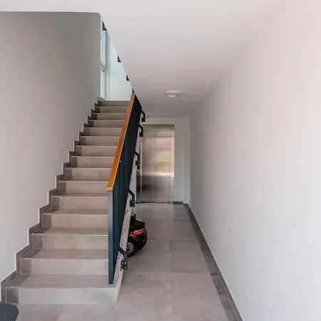 Fjaka-spacious Two Bedroom With Parking דירה שיבניק