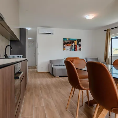 Fjaka-spacious Two Bedroom With Parking שיבניק