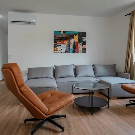 דירה Fjaka-spacious Two Bedroom With Parking *