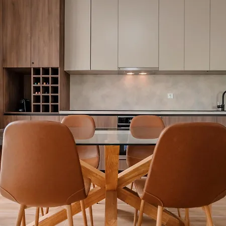 Fjaka-spacious Two Bedroom With Parking * שיבניק