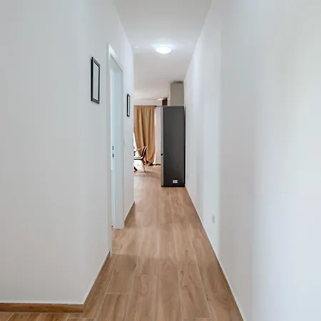 Fjaka-spacious Two Bedroom With Parking דירה שיבניק