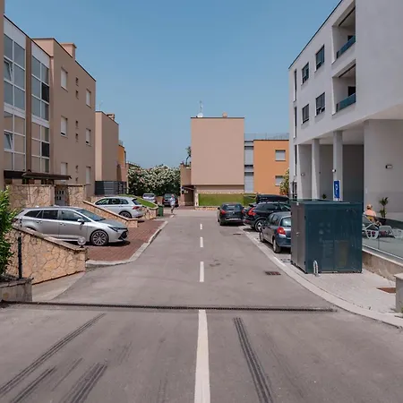 Apartman Fjaka-spacious Two Bedroom With Parking *