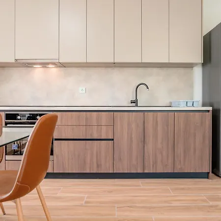 Fjaka-spacious Two Bedroom With Parking * שיבניק