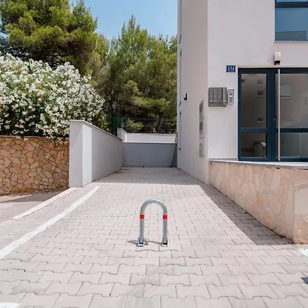 Fjaka-spacious Two Bedroom With Parking דירה שיבניק