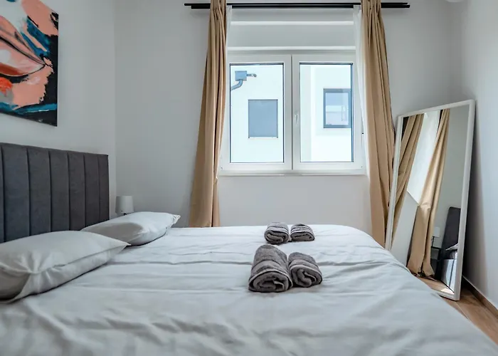 Fjaka-spacious Two Bedroom With Parking