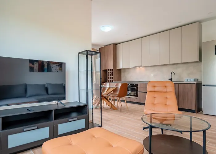 Fjaka-spacious Two Bedroom With Parking