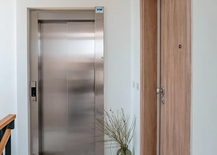 Lejlighed Fjaka-spacious Two Bedroom With Parking