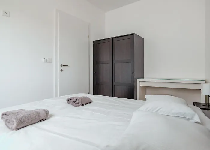 Fjaka-spacious Two Bedroom With Parking