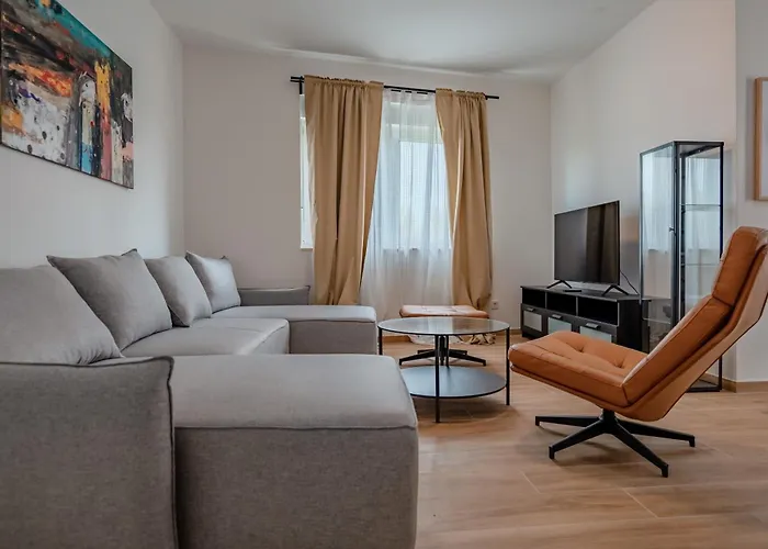 Fjaka-spacious Two Bedroom With Parking Apartman *