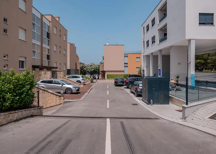 Lejlighed Fjaka-spacious Two Bedroom With Parking *