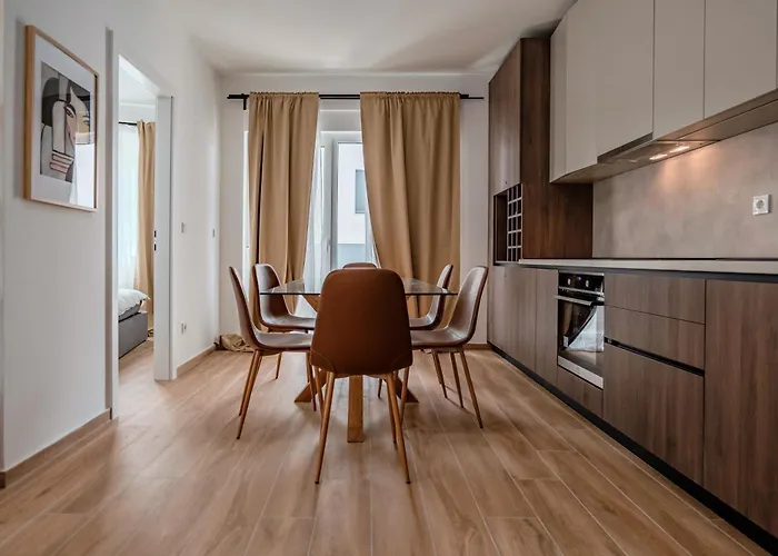 Fjaka-spacious Two Bedroom With Parking