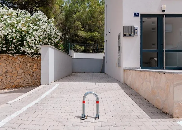 Fjaka-spacious Two Bedroom With Parking Lejlighed Šibenik