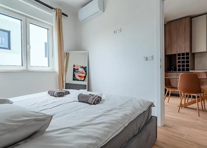 Fjaka-spacious Two Bedroom With Parking