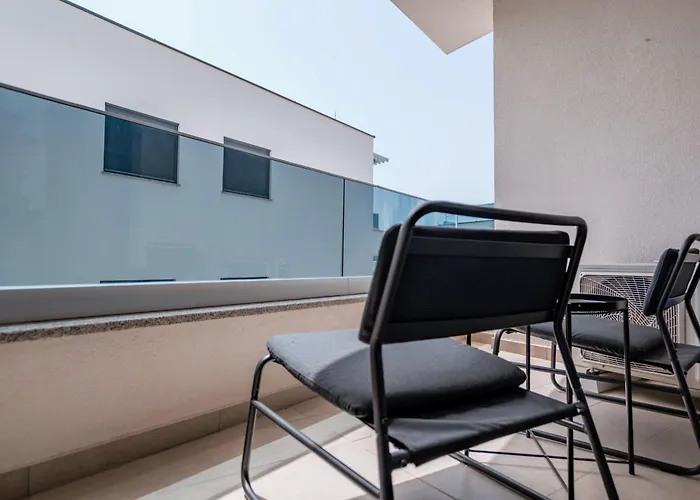 Fjaka-spacious Two Bedroom With Parking *